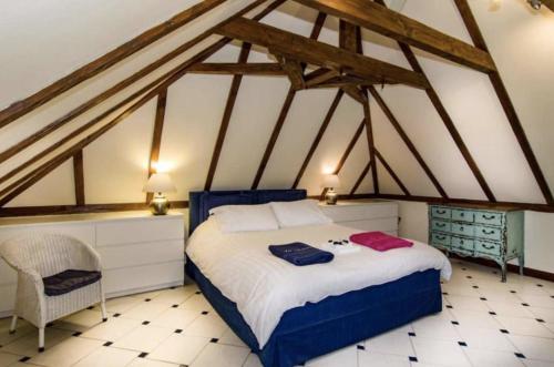 une chambre avec un lit et une chaise dans un grenier dans l'établissement Villa Serena, à La Fouillade