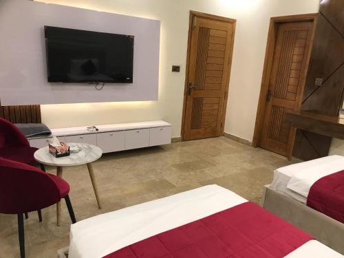 TV a/nebo společenská místnost v ubytování Holiday One Hotel & Suites