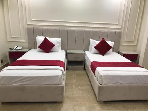 Postel nebo postele na pokoji v ubytování Holiday One Hotel & Suites