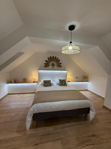 - une chambre avec un grand lit et un plafond dans l'établissement Gîte de la Rosaline, à Saint-Jacques-de-Néhou