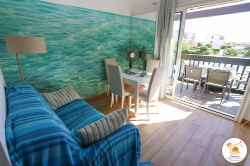 un salon avec une grande fresque de l'océan dans l'établissement splendide et charme de la marina a St Cyp, à Saint-Cyprien