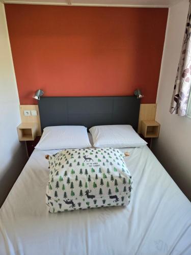 a bed with two pillows on top of it at Iscles 231- MH Au calme près du lac in La Roque-dʼAnthéron
