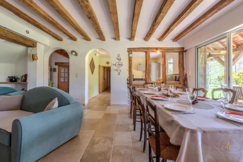 une salle à manger avec une longue table et des chaises dans l'établissement villa de charme Calme et campagne Caution obligatoire swikly, à Coullons