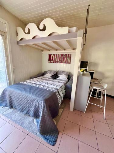 une chambre avec un lit superposé dans une pièce dans l'établissement BEAU STUDIO pour 4 p à 5 mn de la plage, à Villeneuve-Loubet