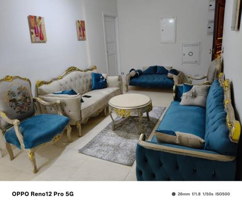 Χώρος καθιστικού στο غرف سنجل سكن العاصمة