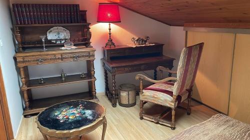 Cette chambre dispose d'un piano, d'une chaise et d'une table. dans l'établissement Maison de campagne chaleureuse, à Léotoing