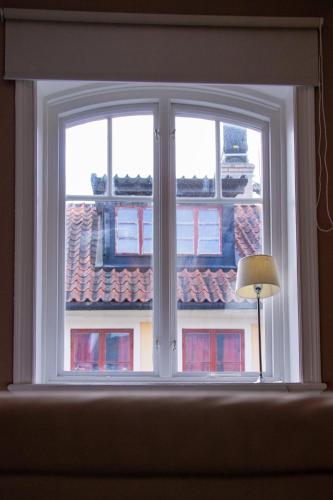 a window with a view of a building at Adelsgatan Bed & Breakfast in Visby