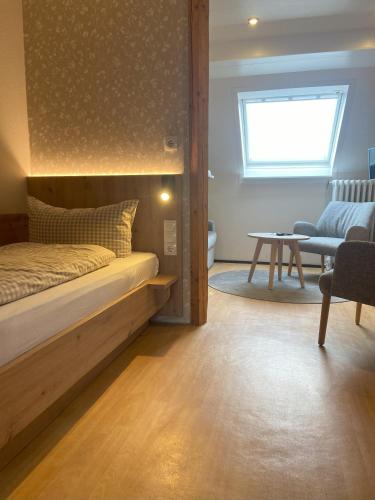 Ein Bett oder Betten in einem Zimmer der Unterkunft Gasthof zur Krone