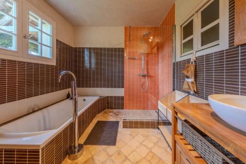 une salle de bain avec une baignoire, un lavabo et une douche dans l'établissement villa de charme Calme et campagne Caution obligatoire swikly, à Coullons