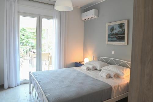 Una cama o camas en una habitación de Αθηναϊκή Ριβιέρα