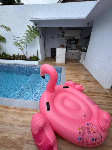 SunSet Lawu Kemuning, Villa, Full House 3 Bed, Free BBQ, Free Float Light Breakfastの敷地内または近くにあるプール