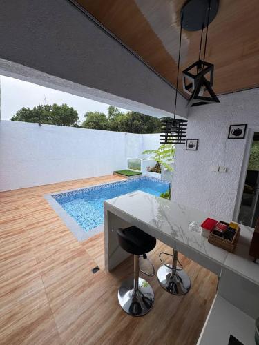 KaranganyarにあるSunSet Lawu Kemuning, Villa, Full House 3 Bed, Free BBQ, Free Float Light Breakfastのキッチン(カウンター、スイミングプール付)