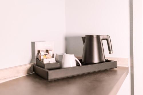 Příslušenství pro přípravu čaje a kávy v ubytování Best Western Hotel Ambassador