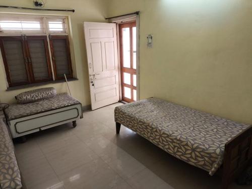 Katil atau katil-katil dalam bilik di happy nest at raipur central- Ac room with appartment