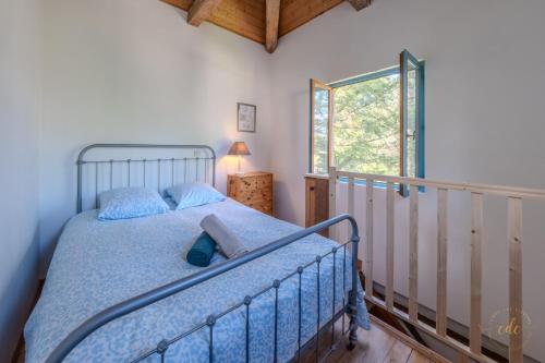 une chambre avec un lit avec des draps bleus et une fenêtre dans l'établissement villa de charme Calme et campagne Caution obligatoire swikly, à Coullons