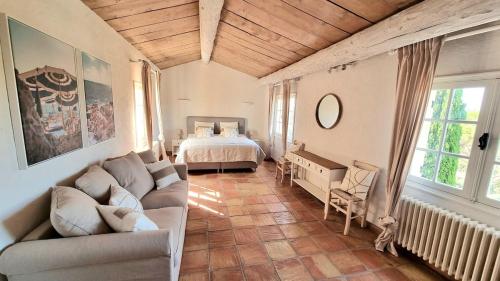 un salon avec un canapé et un lit dans l'établissement Villa 4 étoiles - parking - wifi - clim - piscine, à Sainte-Maxime