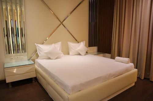 Ένα ή περισσότερα κρεβάτια σε δωμάτιο στο The Royal Suites