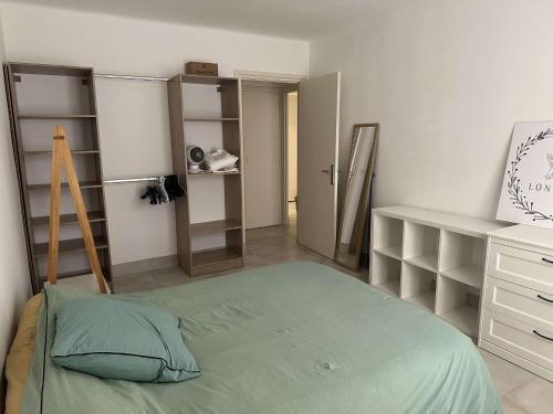 - une chambre avec un lit, un bureau et des étagères dans l'établissement Lallie, à Bastia
