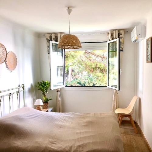 une chambre avec un lit et une fenêtre dans l'établissement Appartement T3 plage et festival, à Cannes