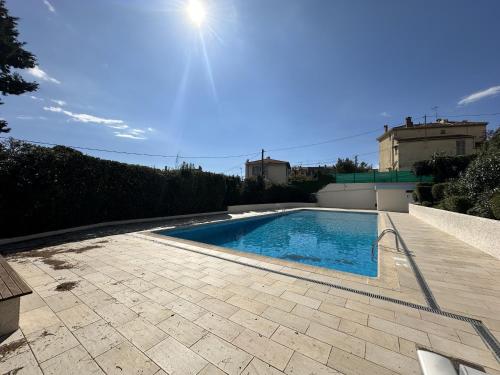 - une piscine sur une terrasse à côté d'un bâtiment dans l'établissement PALLADIO studio cosy, à Cannes