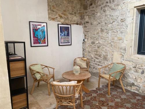 une pièce avec des chaises et une table et une table et des chaises dans l'établissement Les Salines de la Roquette, à Arles