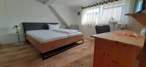 una camera da letto con un letto e una scrivania di Hotel-Gasthof Tor zum Steigerwald a Gerolzhofen