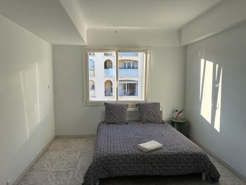 une chambre avec un lit et une fenêtre dans l'établissement Sea View - Stylish Cannes Apt, à Cannes