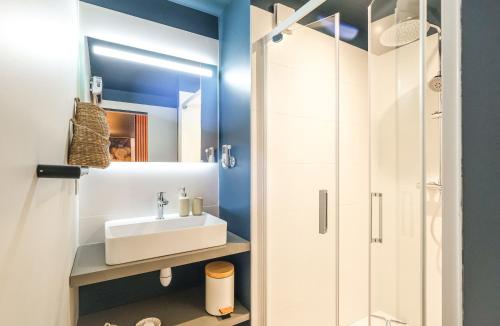 un bagno con lavandino e doccia di La Pause Albigeoise - Climatisation - Centre Ville ad Albi