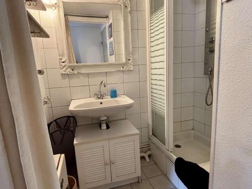 une petite salle de bain avec un lavabo et un miroir dans l'établissement Maison 2 pièces mezzanine 4 couchages ARGELES SUR MER AR150-069, à Argelès-sur-Mer