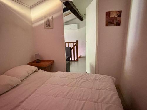 une chambre avec un lit blanc et un escalier dans l'établissement Maison 2 pièces mezzanine 4 couchages ARGELES SUR MER AR150-069, à Argelès-sur-Mer