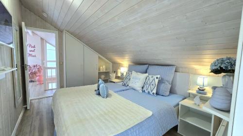 Katil atau katil-katil dalam bilik di Pink und Meer - Meerblick, Sauna, Kamin & Whirlpool