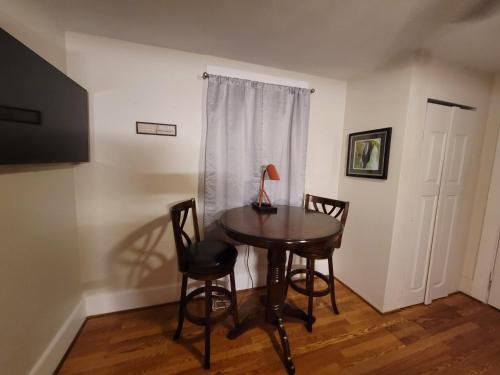 Μια τηλεόραση ή/και κέντρο ψυχαγωγίας στο Large Studio1 Bedroom Or 2 BR Apartment Nr Ocean Center Main St Walk To Beach