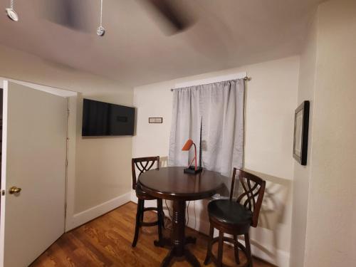 Μια τηλεόραση ή/και κέντρο ψυχαγωγίας στο Large Studio1 Bedroom Or 2 BR Apartment Nr Ocean Center Main St Walk To Beach