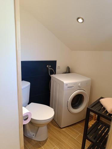 La salle de bains est pourvue de toilettes et d'un lave-linge. dans l'établissement Le Verger, à Étreham