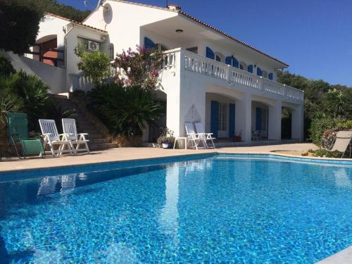 une villa avec piscine devant une maison dans l'établissement Villa 140 m2 4 étoiles parking wifi - clim - piscine, à Roquebrune-sur Argens