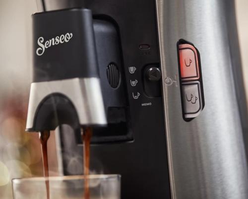 une machine à café avec une tasse devant dans l'établissement Bandol Sud, à Bandol