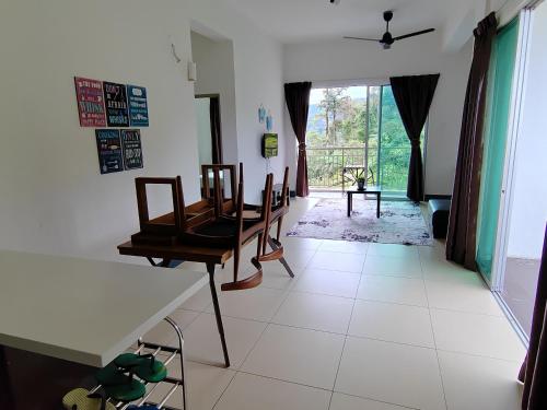 タナ・ラタにあるGolden hill somersqaure 3 bed room islam apartmentのダイニングルーム(テーブル、椅子付)