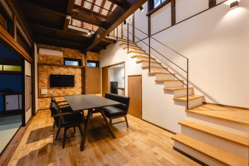 坂井市にあるAuberge S'Amuserのダイニングルーム(テーブル、階段付)