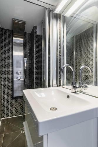 une salle de bain avec un lavabo blanc et un miroir dans l'établissement Appartement Cosy metro saint paul - 4P - Paris 4, à Paris