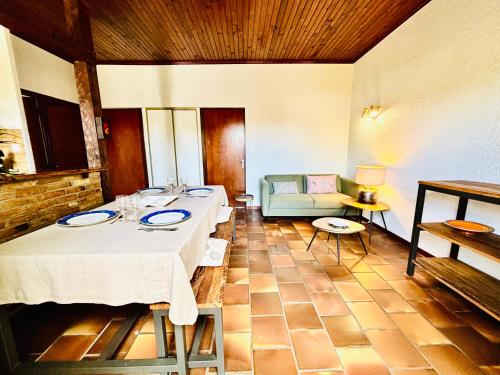 un salon avec une table et un canapé dans l'établissement CHARDONNERET - T3 proche des plages, à Mimizan-Plage