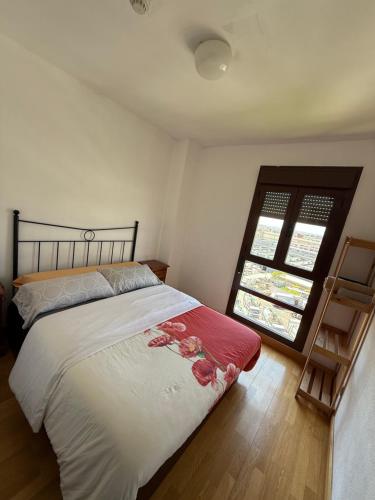 Postel nebo postele na pokoji v ubytování Cálido apartamento con PISCINA y garaje