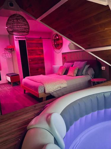 Ein Bett oder Betten in einem Zimmer der Unterkunft Escale en Avesnois