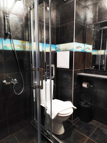 Un baño de RCR Einstein studios 3