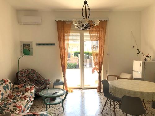 Ruang duduk di Casa Renjinella Torre Suda