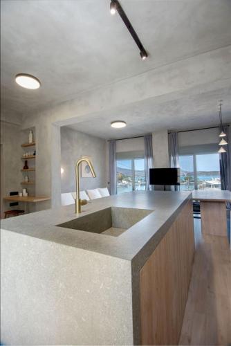 Kuchyň nebo kuchyňský kout v ubytování Elounda Mimal Luxury Suite