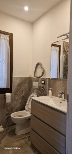 łazienka z toaletą i umywalką w obiekcie Casa Vacanze Peres diRotaGiorgio w mieście Piazza Brembana