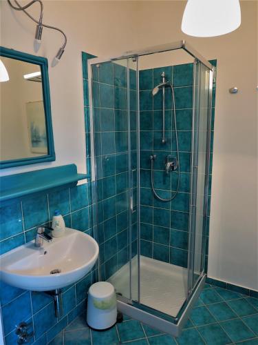 a bathroom with a shower and a sink at Villa Eucalipti immersa nel verde e sul mare in Magazzini