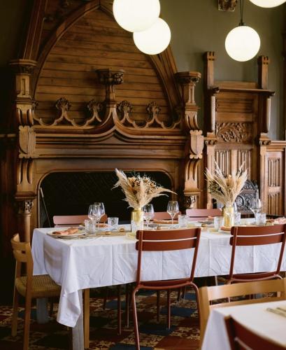 une salle à manger avec une table et une cheminée dans l'établissement Ker nelly, à Trébeurden
