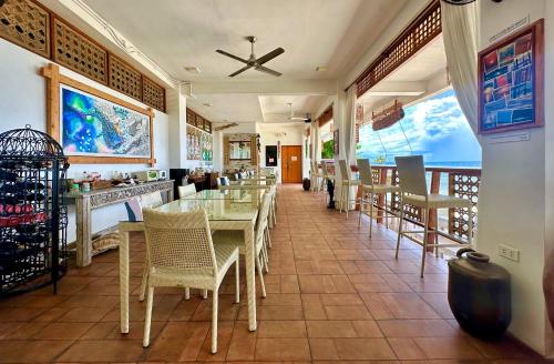 un ristorante con tavoli e sedie e un balcone di Oslob Whale Shark Resort a Oslob