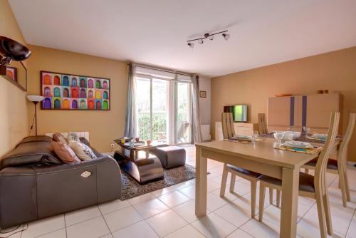 un salon avec un canapé et une table dans l'établissement Le Georges Pompidou, à Toulouse